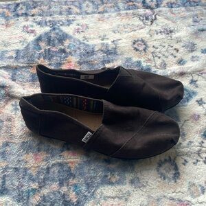 TOMS traditional women’s slip on shoes - black - size 9